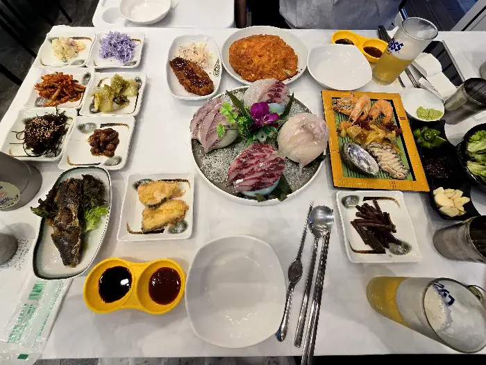 테이블 위에 푸짐하게 차려진 다양한 음식들