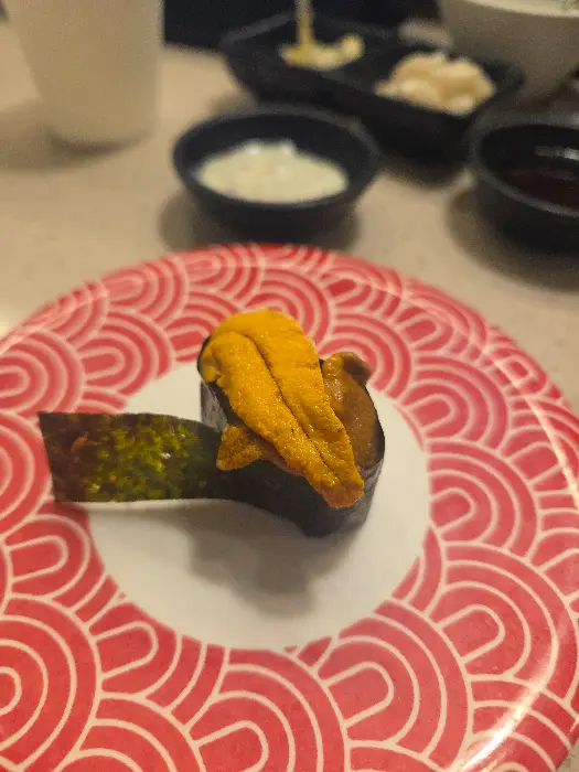 신선해 보이는 우니초밥