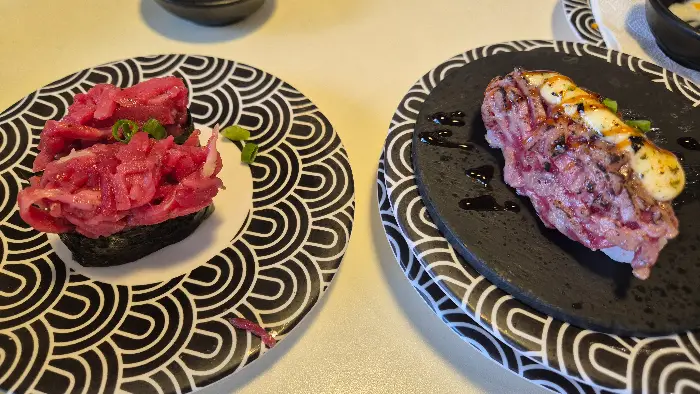 다양한 육회와 소고기 초밥