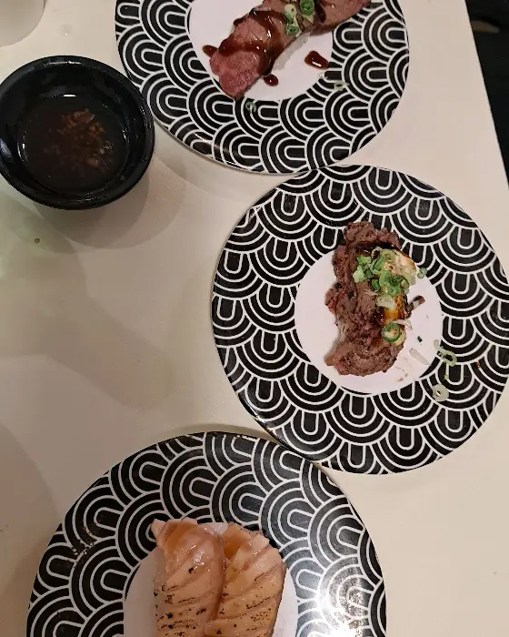 다양한 초밥과 소스