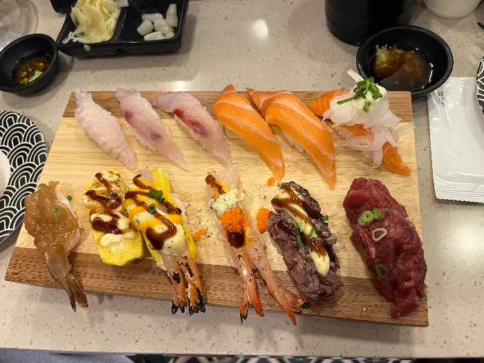 다양한 초밥이 담긴 한상차림