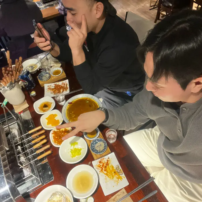 숯불 위에서 맛있게 익어가는 양꼬치