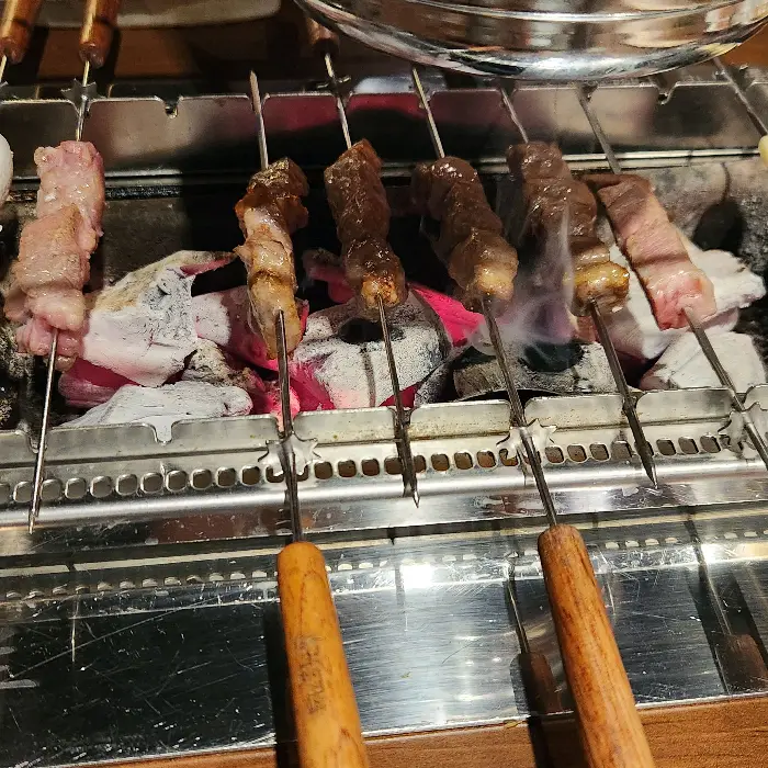 숯불에 구워지는 양꼬치
