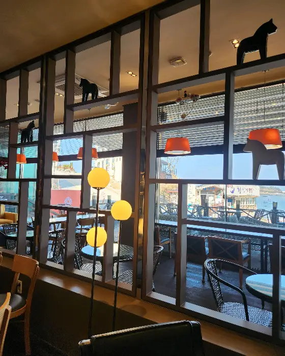 카페 내부의 세련된 조명과 인테리어