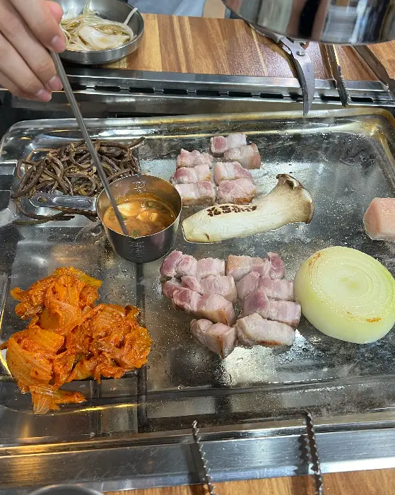 수정 불판 위에서 지글지글 구워지는 흑돼지 오겹살