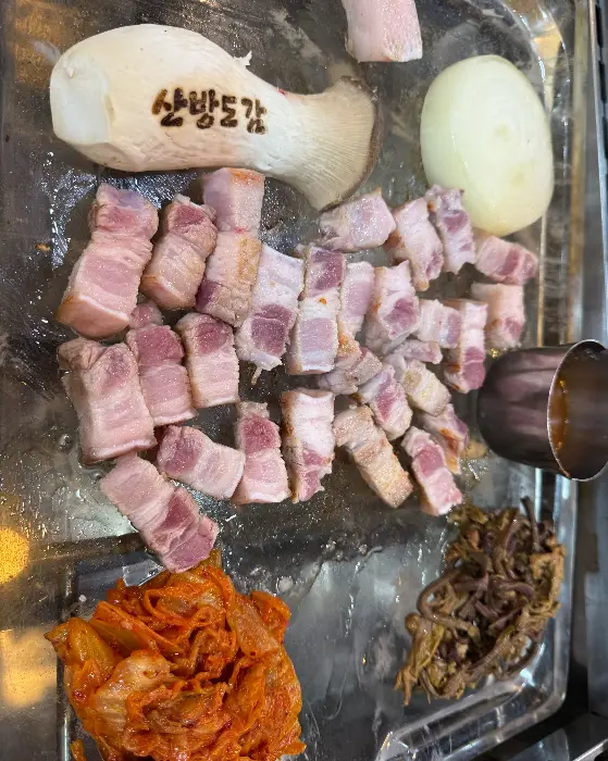 두툼하고 먹음직스러운 흑돼지 오겹살 조각들