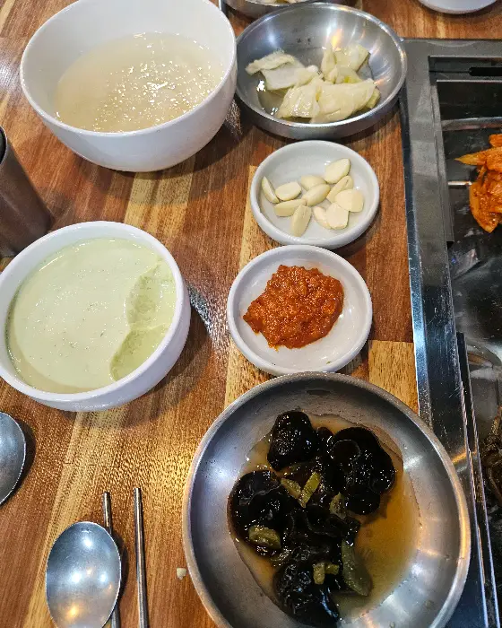 정갈하게 차려진 밑반찬들