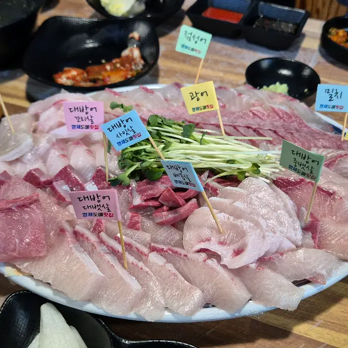 다양한 기본 찬과 함께 나온 회 접시