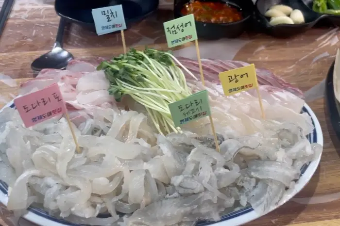 형제도매횟집의 모듬회 플레이트, 도다리, 밀치 등 다양한 생선으로 구성