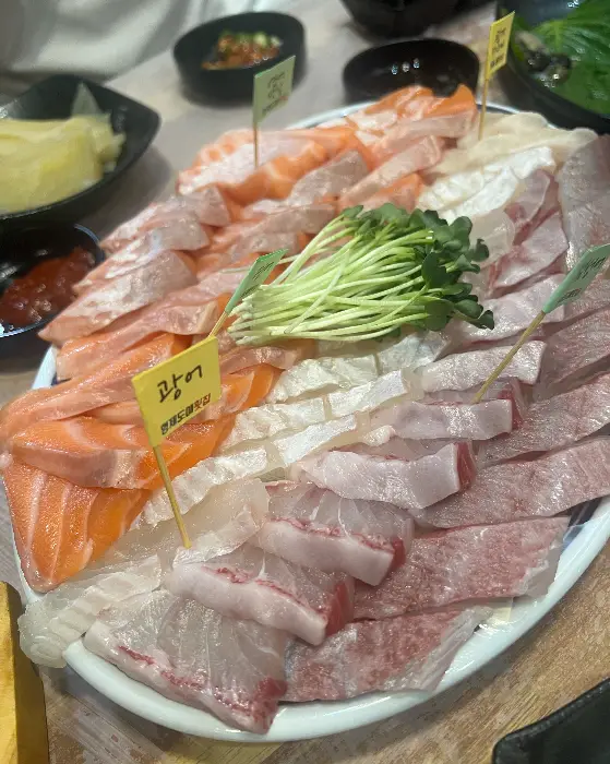 도다리 세꼬시와 포, 밀치 등이 담긴 회 접시