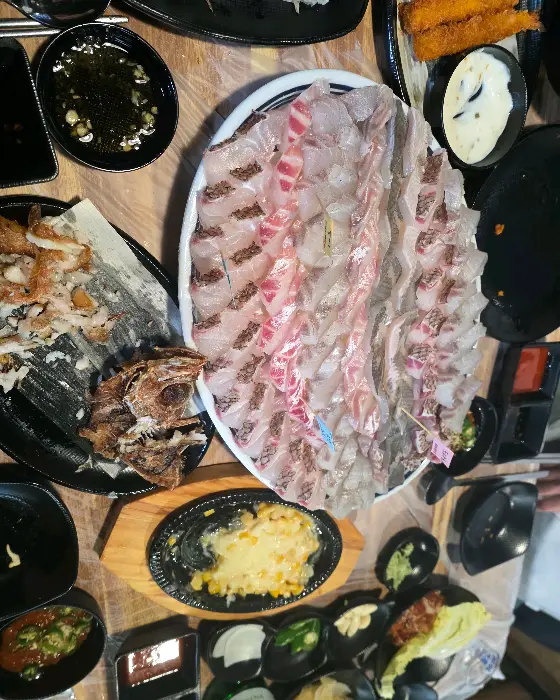 테이블 전체 모습, 다양한 음식과 회 접시