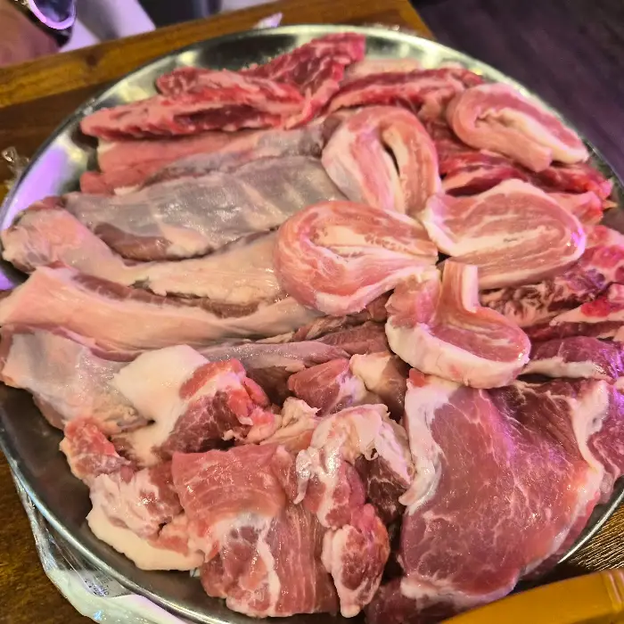 여러 부위의 신선한 생고기 모듬