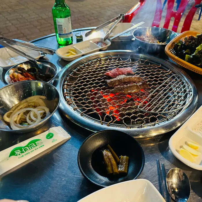 된장찌개와 밥, 그리고 곁들임 반찬