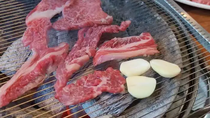 숯불 위에서 구워지고 있는 한우와 마늘