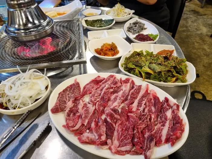 다양한 밑반찬과 고기, 그리고 밥