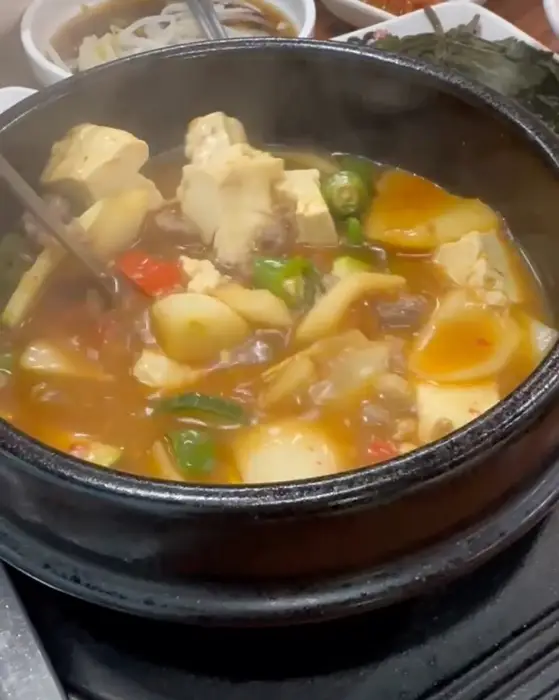 건더기가 푸짐한 된장찌개
