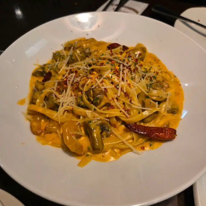 테이블에 놓인 파스타와 빵