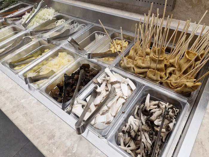 다양한 꼬치 어묵과 버섯, 채소 등 샐러드바 메뉴