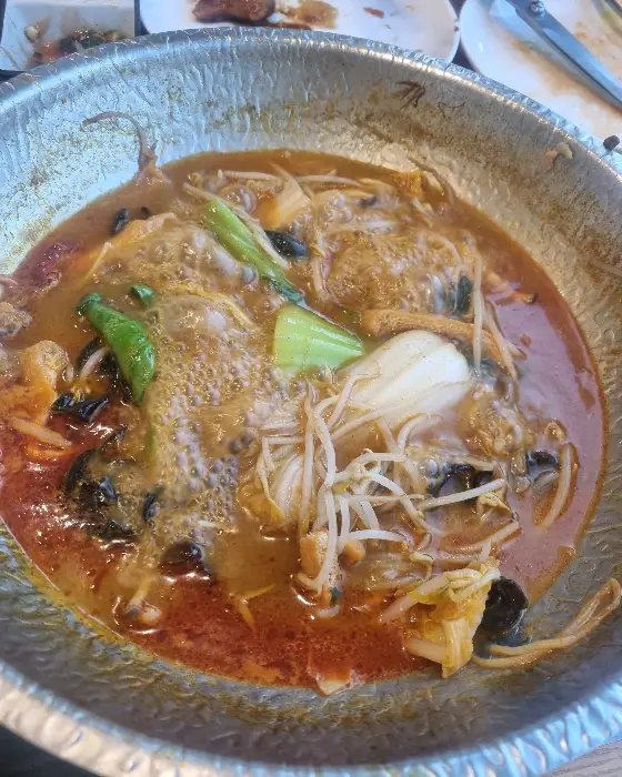 매콤한 마라 육수와 건더기 모습