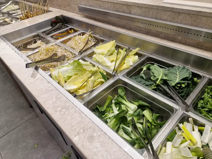 다양한 종류의 샐러드와 채소들