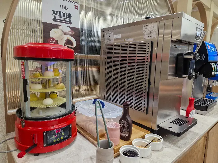 소프트 아이스크림 기계와 빵 찜기