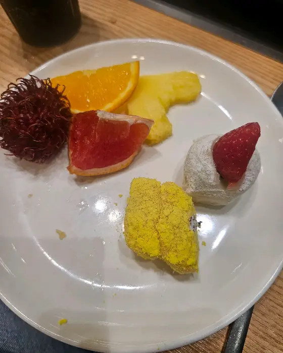 과일, 찹쌀 모찌, 롤 케이크 등 디저트 모음