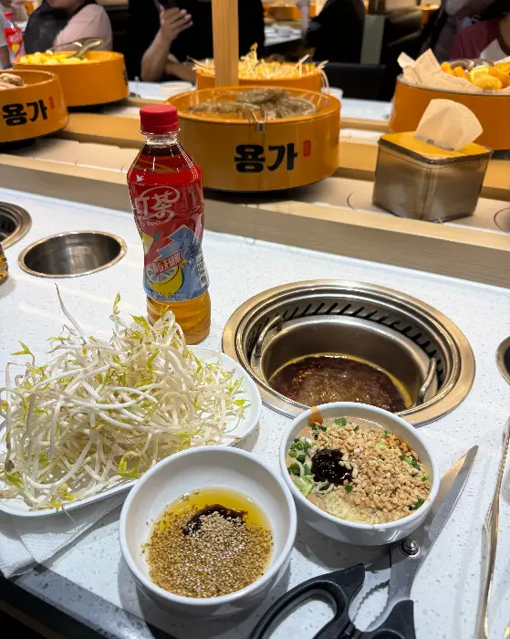 훠궈 냄비와 함께 준비된 숙주, 소스와 음료수