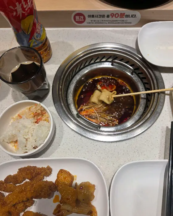 훠궈 냄비 속에서 익고 있는 고기