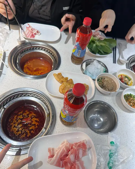 훠궈 재료와 함께 테이블에 놓인 여러 소스들