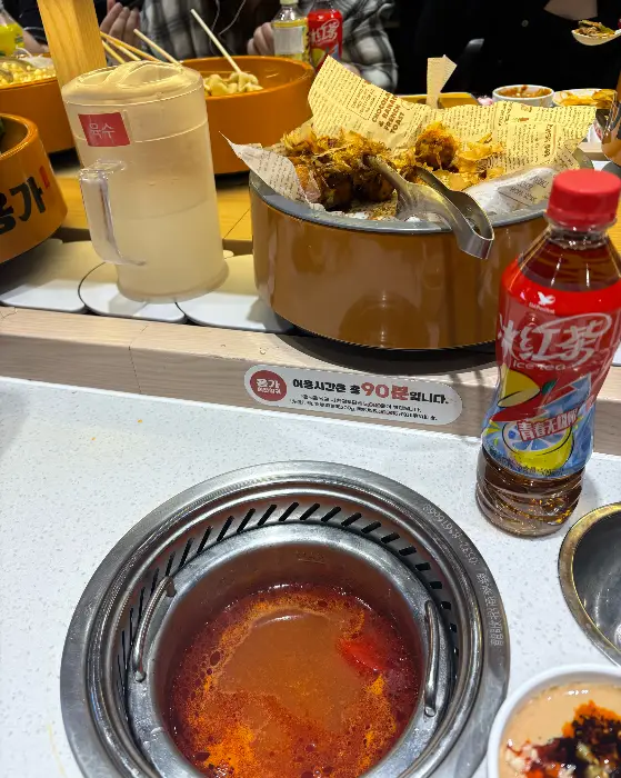 갓 튀겨진 꿔바로우 조각들