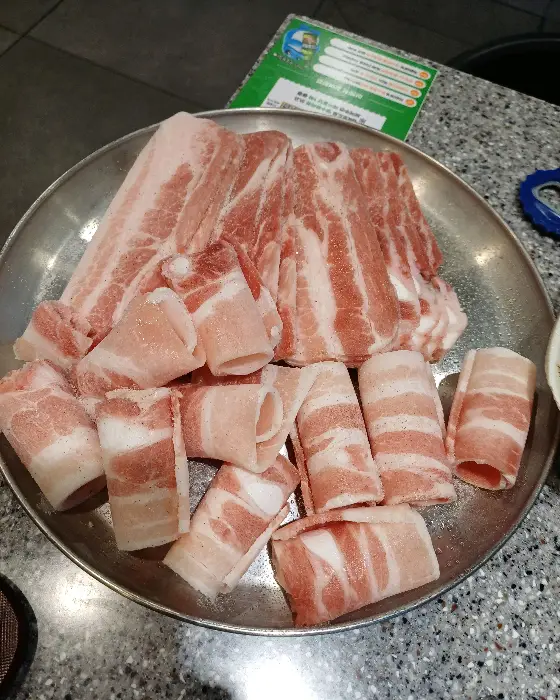 신선한 냉동 삼겹살 덩어리