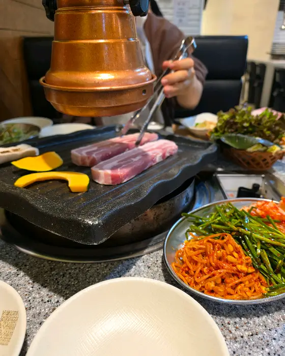 불판 위에서 구워지는 삼겹살