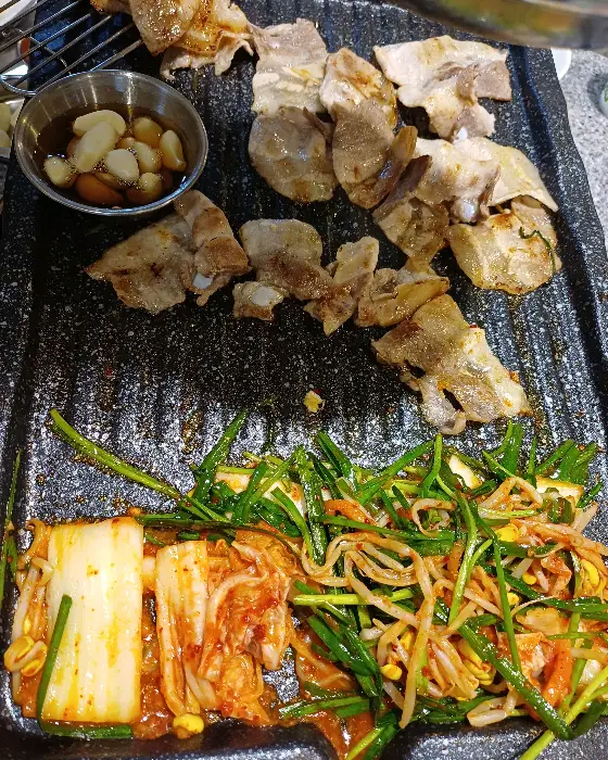 김치, 콩나물 무침과 함께 구워지는 삼겹살