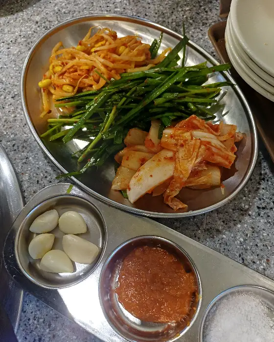 각종 곁들임 소스와 반찬