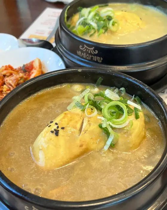 정갈하게 담긴 밑반찬들