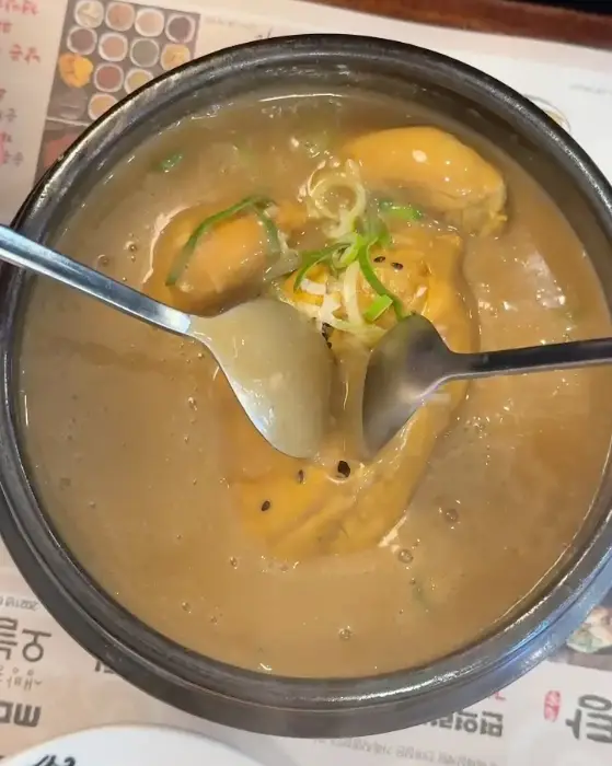 삼계탕을 숟가락으로 뜨는 모습