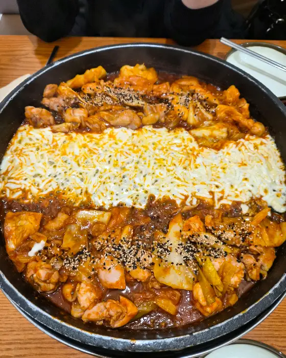 치즈가 듬뿍 올라간 닭갈비