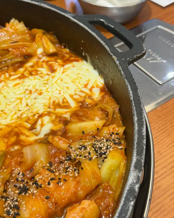 닭갈비와 치즈의 황홀한 조화
