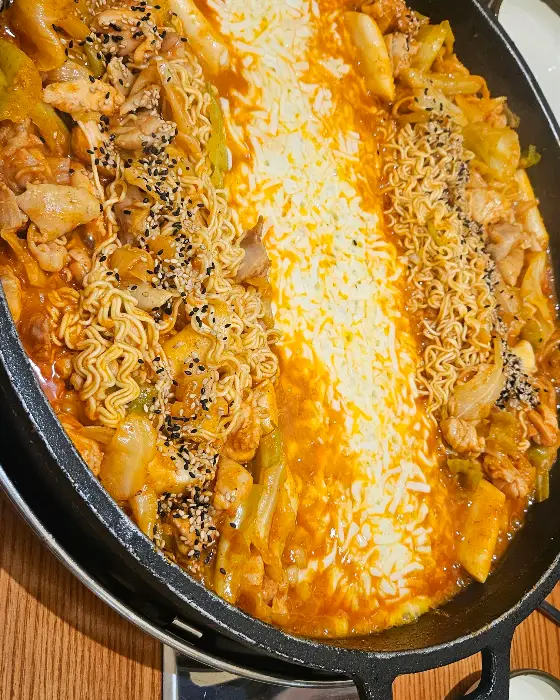 라면사리가 듬뿍 들어간 닭갈비