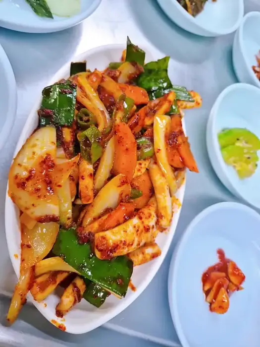 매콤달콤하게 볶아진 제육볶음 접시