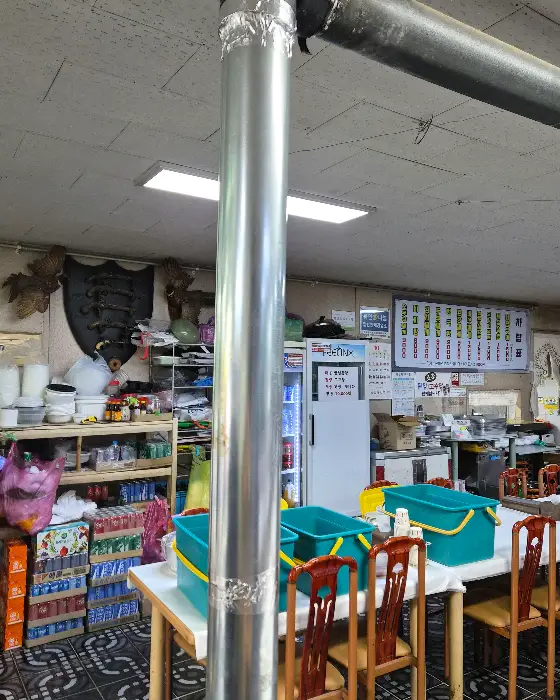 식당 내부 풍경, 테이블과 메뉴판이 보인다