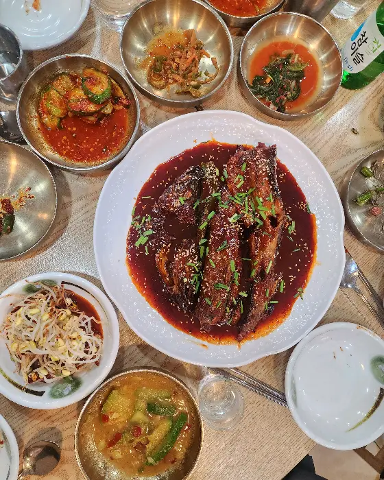 테이블에 차려진 푸짐한 한상차림