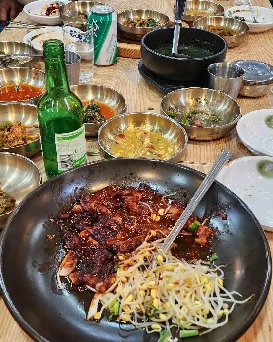 푸짐하게 차려진 밑반찬들