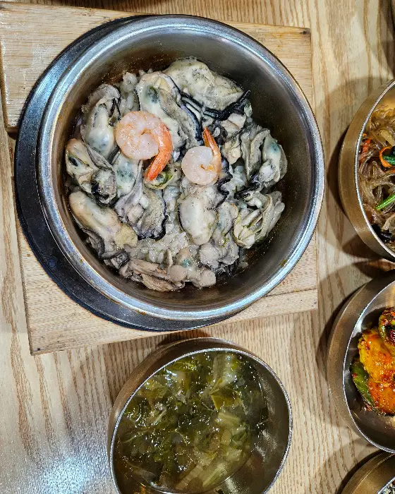 돌솥에 담겨 나온 먹음직스러운 굴밥