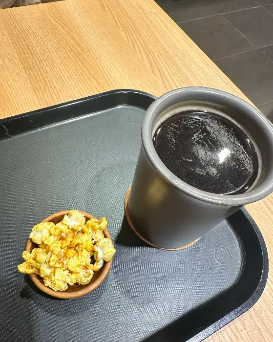 커피와 팝콘.