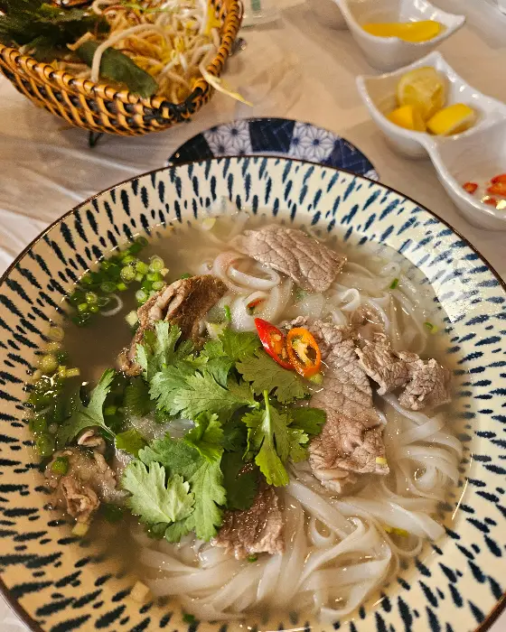 푸짐한 쌀국수와 다양한 쌈채소, 레몬, 고추