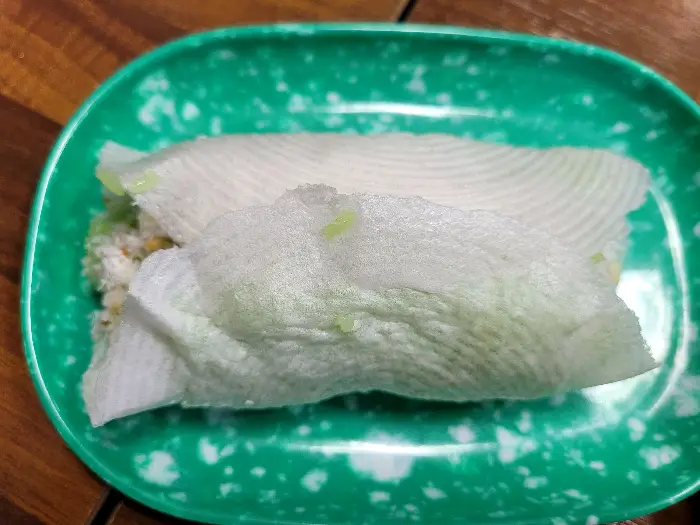 새우와 채소가 든 반쎄오, 쌈채소, 소스