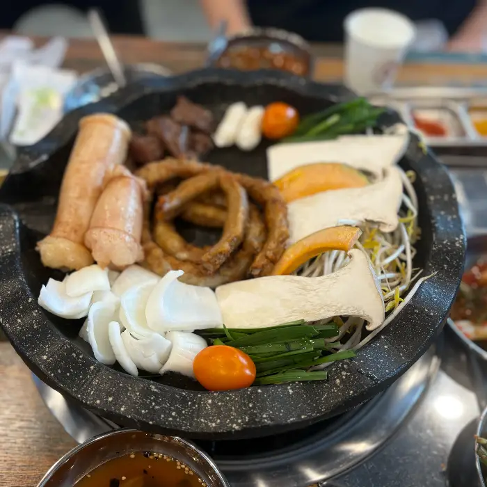 솥뚜껑 위에서 구워지고 있는 곱창