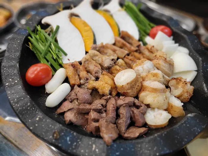 다양한 곱창 부위와 야채