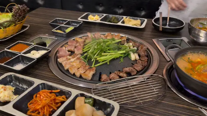 직원이 삼겹살을 구워주는 모습